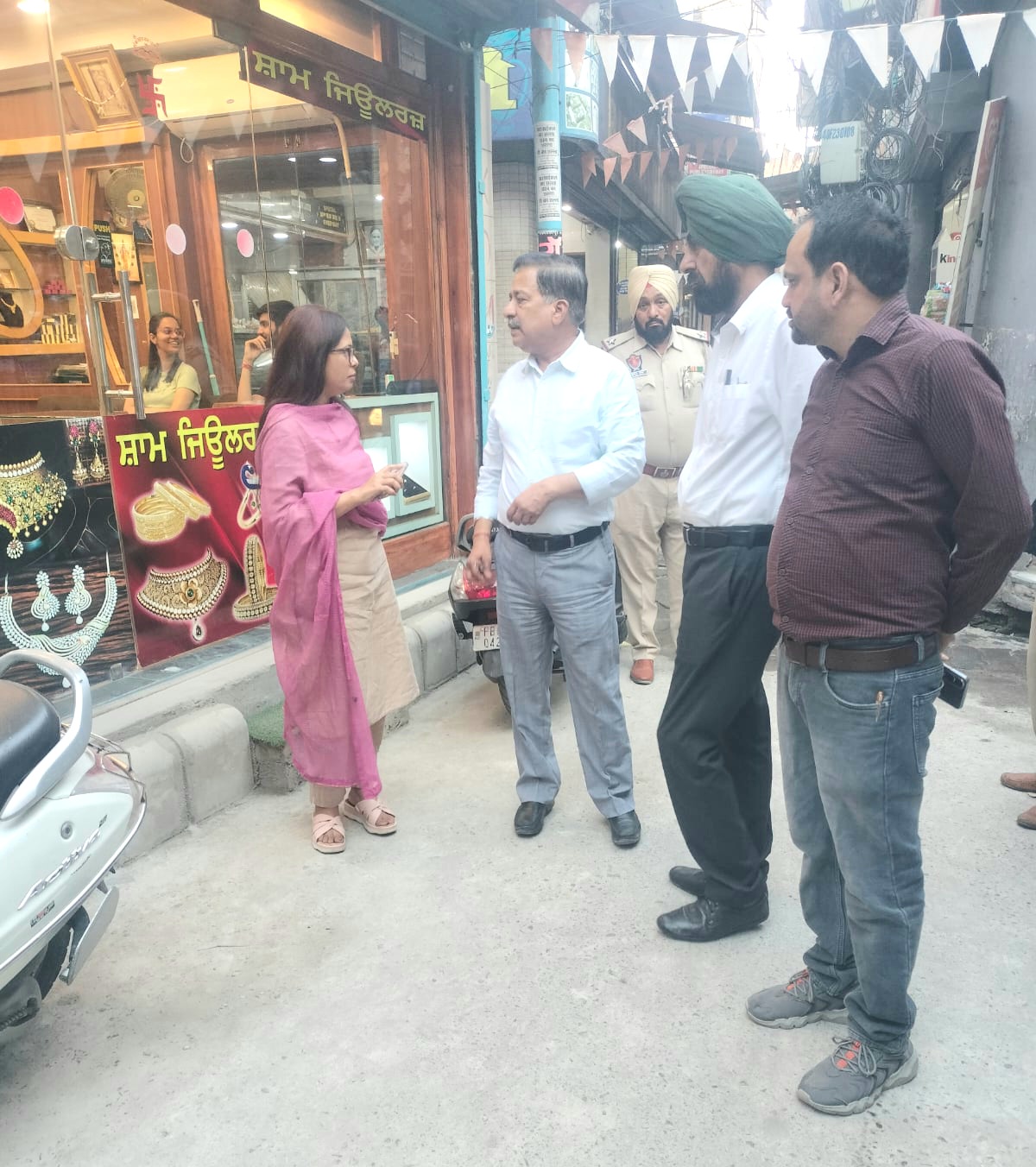 Unexpected checking of the ongoing works of renovation of Dabi Bazar by the Commissioner Municipal Corporation